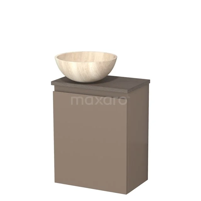 Bruine badkamerkast met beige waskom van natuursteen, strak design en ideale opbergruimte voor een moderne badkamer.