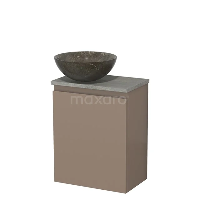 Bruin badkamermeubel met natuurstenen waskom en grijze blad, strak design voor moderne badkamers.