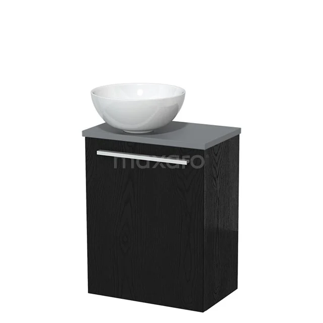Zwart badmeubel met een porseleinen waskom en een lade met zilverkleurige handgreep, ideaal voor moderne badkamerinrichting.