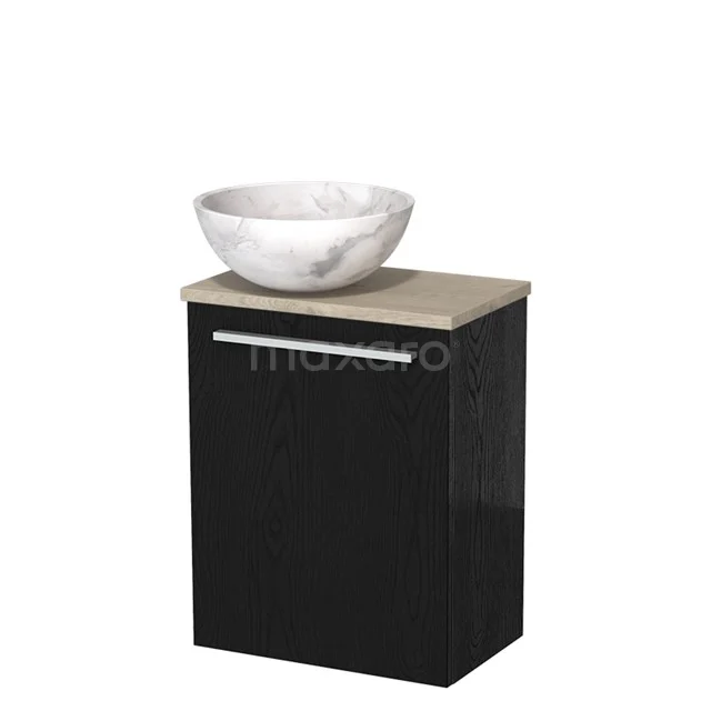 Zwart houten badkamermeubel met een wit marmeren waskom en een houtlook blad, stijlvol en compact design.