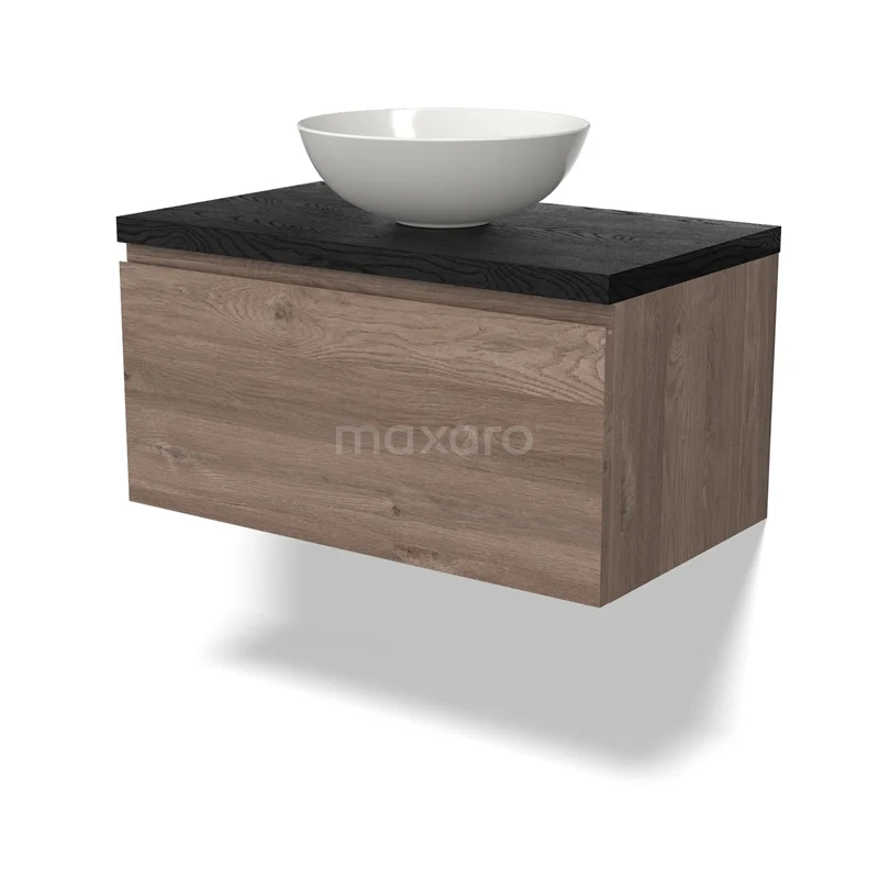 Zwevend houten badkamermeubel in eikenlook met zwart blad en witte komvormige wastafel, modern design.