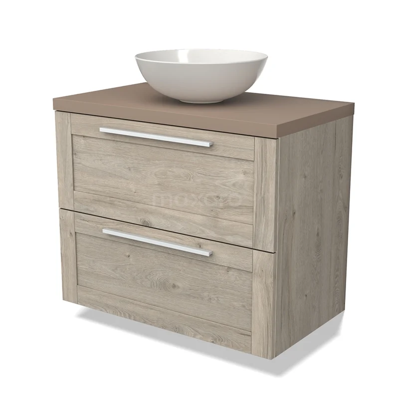 Houten badkamermeubel met ladefronten in eikenlook, keramische waskom en zilverkleurige handgrepen, ideaal voor moderne badkamers.