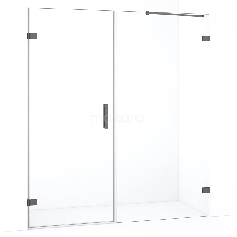 Douchewand met mat zwarte accenten, helder glas en schuifdeur, ideaal voor een moderne badkamer.
