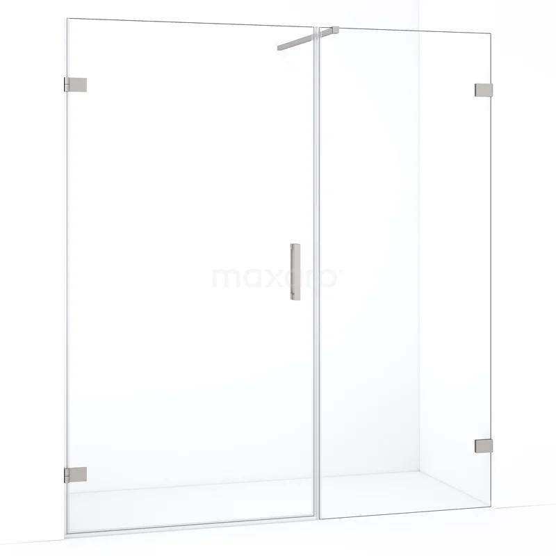 Glazen douchedeur met chromen handgreep, minimalistisch design en scharnieren, ideaal voor een stijlvolle badkameruitstraling.