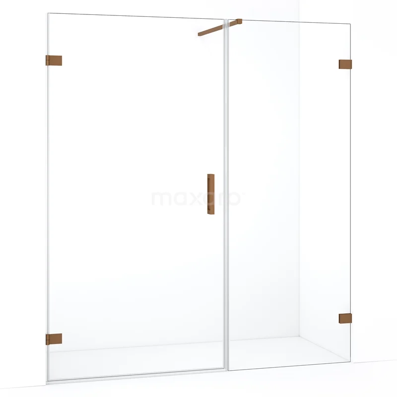 Glazen inloopdouche met koperkleurige accenten, strak design en draaideur, perfect voor een moderne badkamer.