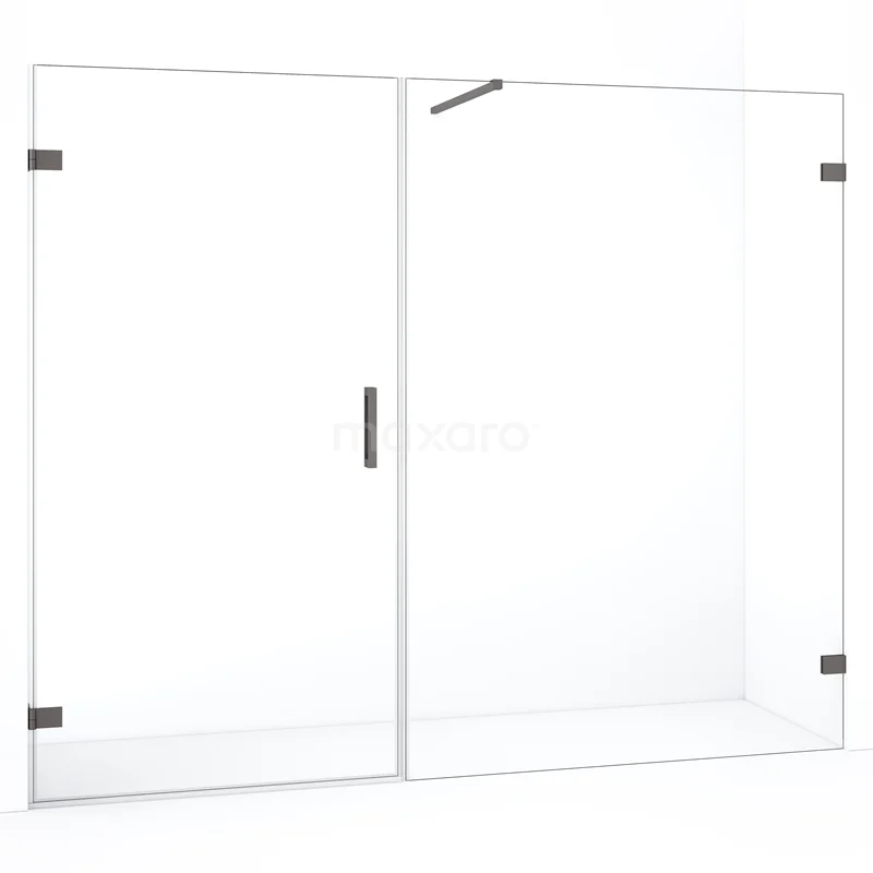 Douchewand van helder glas met chromen scharnieren, grote schuifdeur, strak design, ideaal voor een moderne badkamer.
