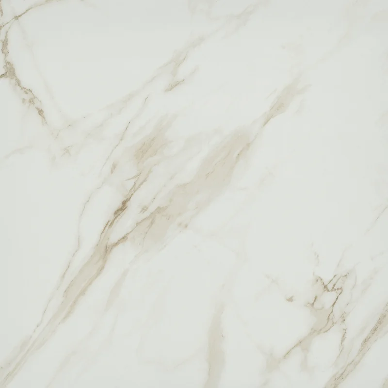 Witte marmeren badkamertegel met subtiele goudkleurige aders, ideaal voor een luxe en tijdloze badkamerstijl.