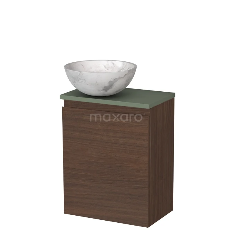 Houten badkamerkast met groene bovenkant en opbouw waskom van wit marmer, ideaal voor moderne badkamerinrichting.