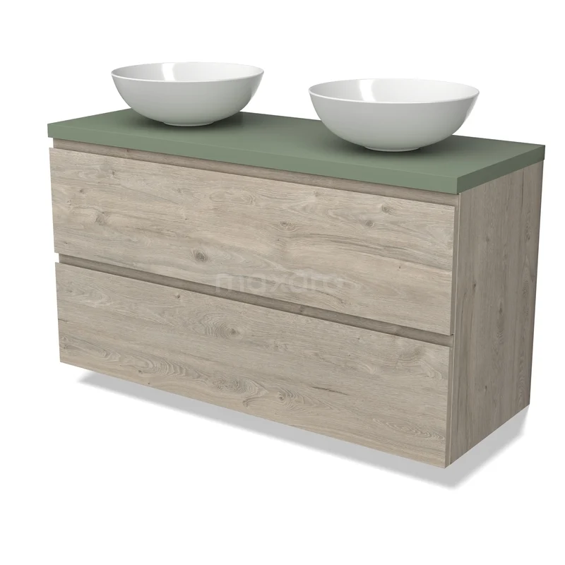 Houten badkamermeubel met twee witte opbouwkommen en een groen blad, strak design voor een moderne badkamer.