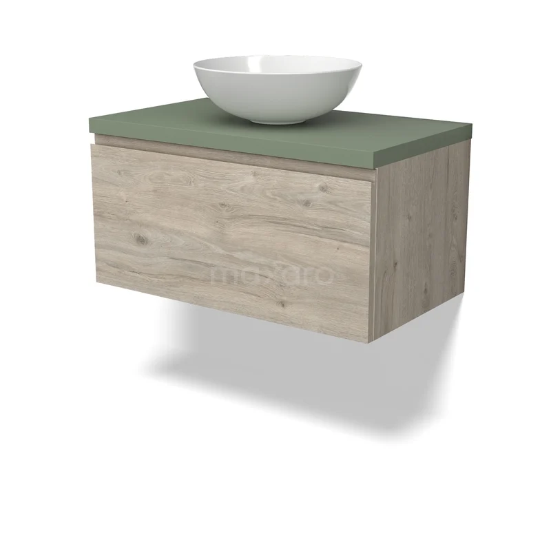 Houten badkamermeubel met groene wastafelplaat en witte kom, hangend design voor moderne badkamers.