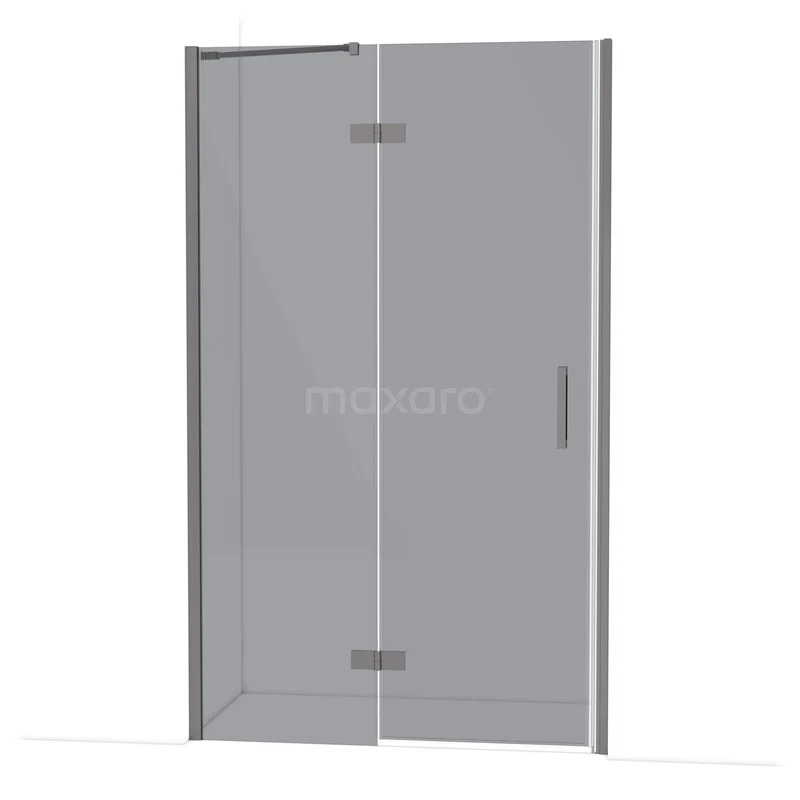 Douchecabine met zilveren aluminium frame, helder glas en draaideur, ideaal voor een moderne badkamer.