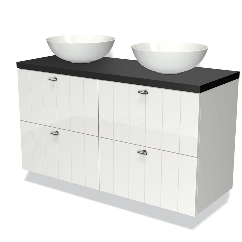 Wit badkamermeubel met zwart blad, dubbele waskommen en moderne zilveren handgrepen; ideaal voor een stijlvolle badkamer.