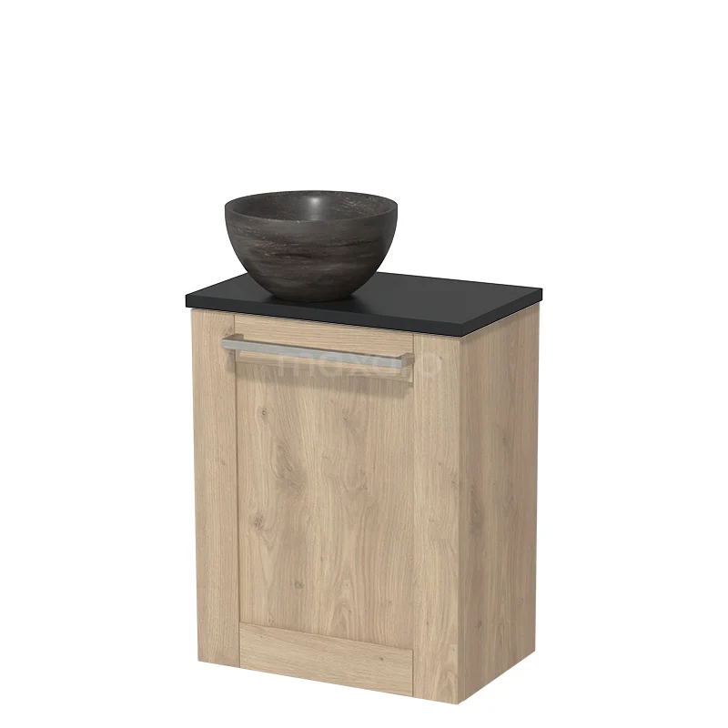 Houten badkamermeubel met keramische waskom, zwart blad en metalen handgreep, ideaal voor stijlvolle badkamerinrichting.