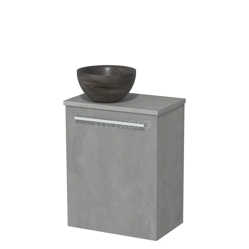 Grijs hangend badkamermeubel met betonlook, enkeldeurs en donkere keramische waskom, compact design voor moderne badkamers.