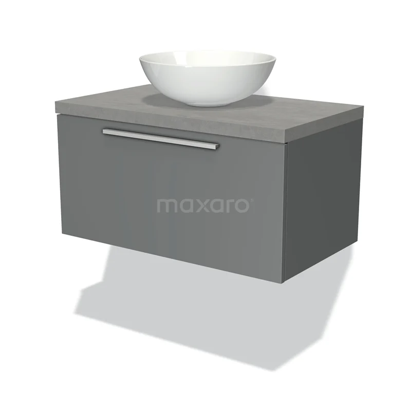 Grijze zwevende badkamerkast met witte keramische waskom, modern design en metalen handgreep.