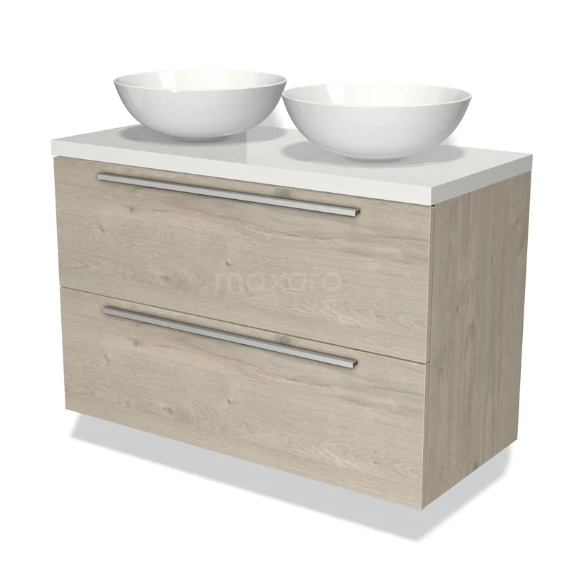 Houten badkamermeubel met twee witte waskommen, moderne ladeknoppen en strak design, ideaal voor stijlvolle badkamers.