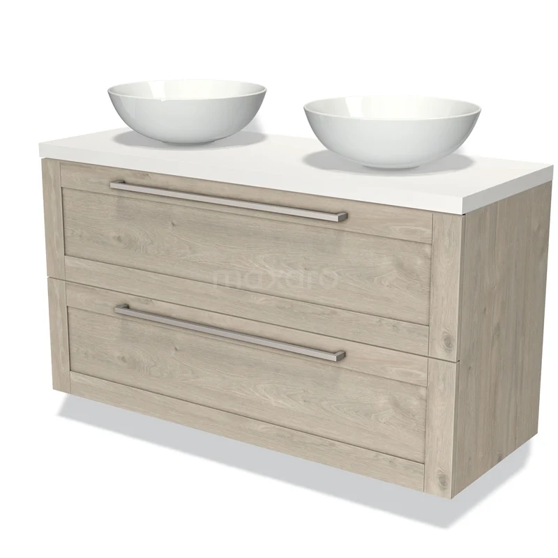 Houten badkamermeubel met dubbel wasblad, witte keramische opbouwkommen en twee diepe lades met zilverkleurige handgrepen.
