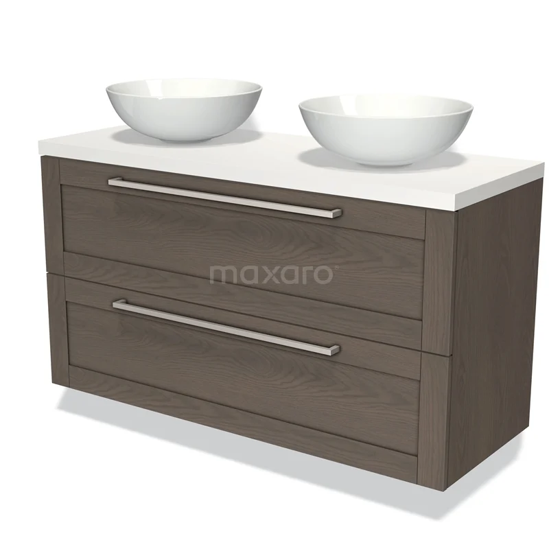 Dubbele houten wastafelmeubel in donker eiken met ladegrepen en twee porseleinen waskommen, ideaal voor moderne badkamers.