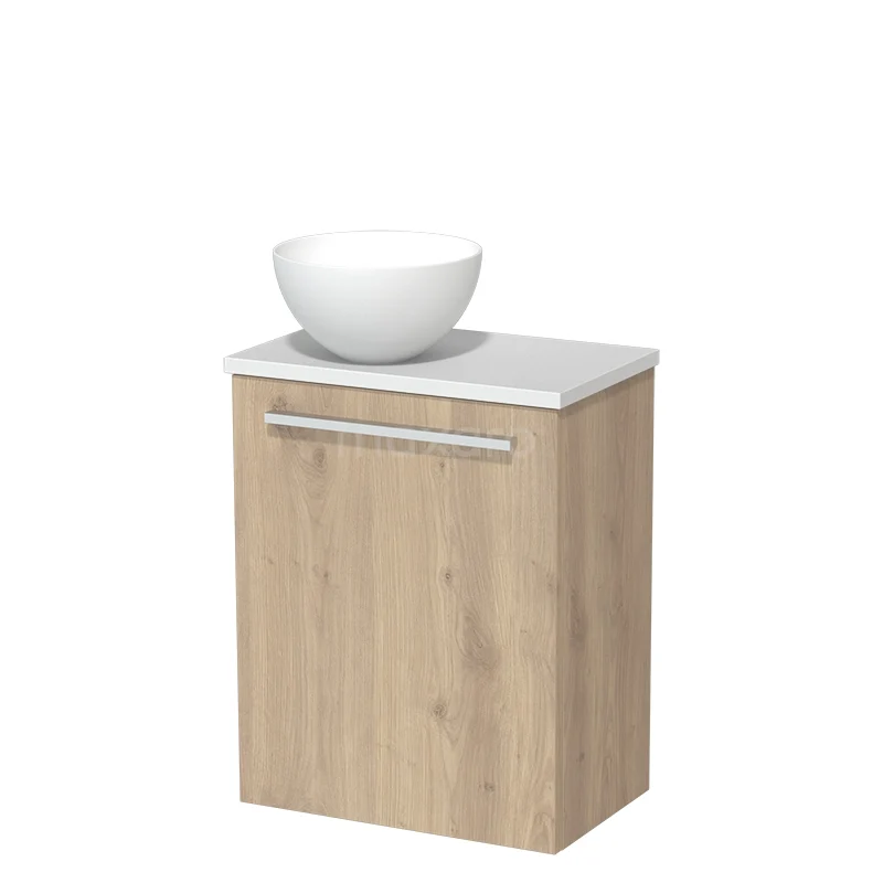 Eiken badkamerkast met wit keramische waskom, compacte vorm en moderne afwerking voor een stijlvolle badkamer.