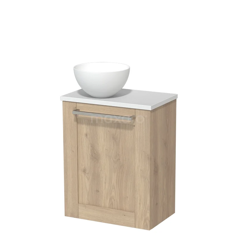 Houten badkamerkast met witte waskom, compact design, ideaal voor kleine badkamers, voorzien van moderne metalen handgreep.