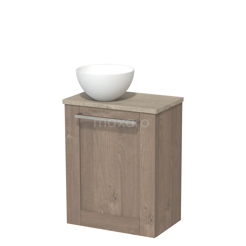 Houten badkamerkast met eikenlook, voorzien van zilverkleurige greep en moderne witte opzetwaskom.