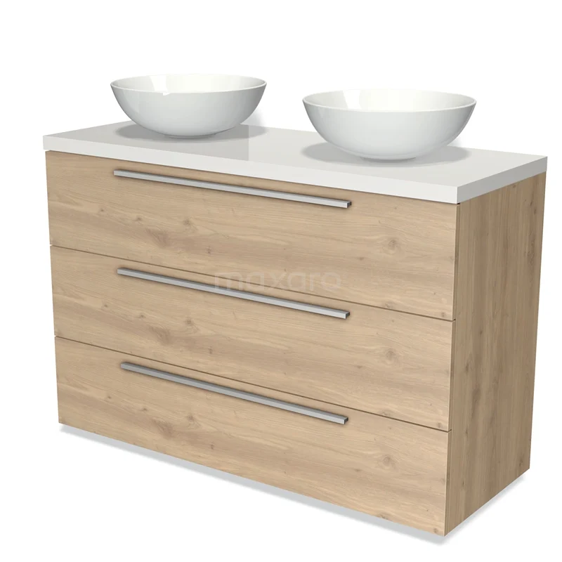 Houten badkamermeubel met dubbele witte waskommen, drie lades en metalen handgrepen voor elegante opslag in de badkamer.