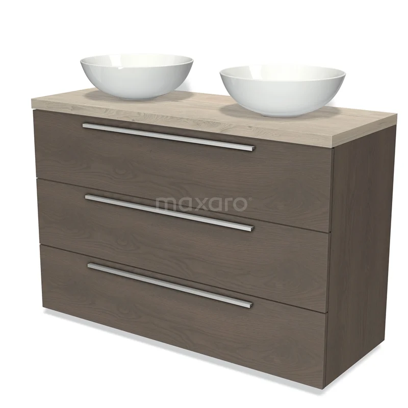 Houten badkamermeubel met twee witte keramische waskommen, modern design en metalen handgrepen, perfect voor stijlvolle badkamers.