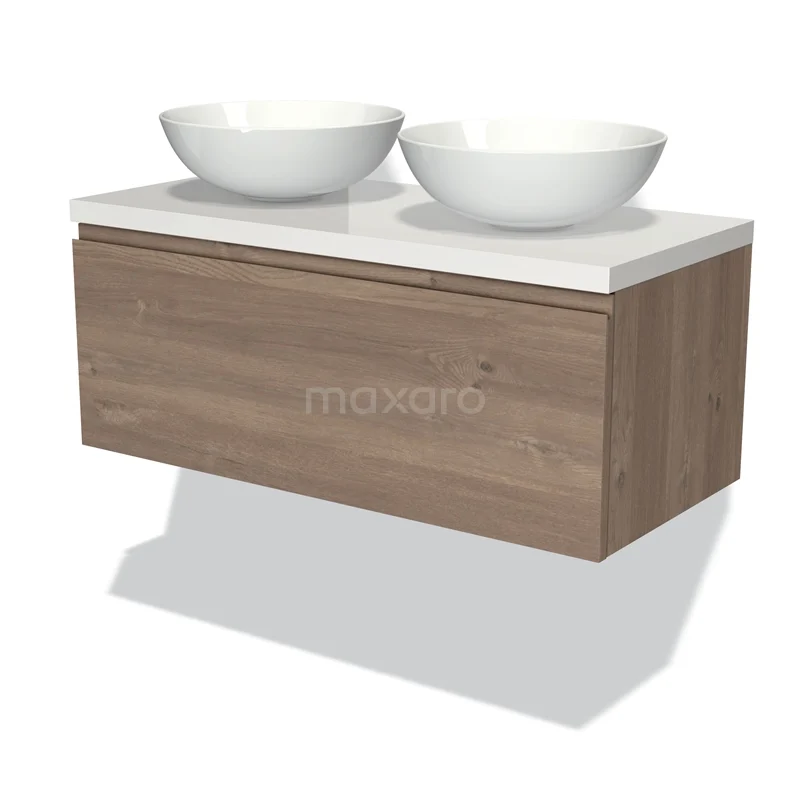 Houten badkamermeubel met hangende lade, witte dubbele waskommen en een strak design, ideaal voor moderne badkamers.