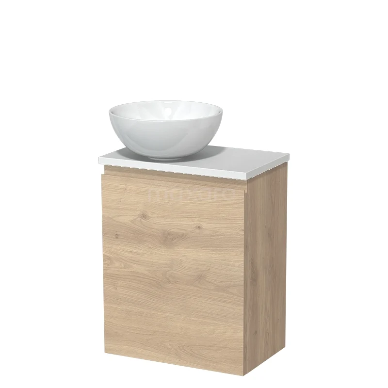 Houten badkamerkast met witte waskom, modern design, natuurhout look en compact formaat, ideaal voor kleine badkamers.