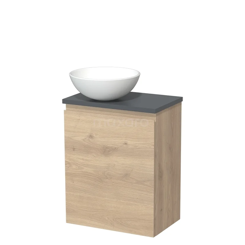 Houten badkamermeubel met natuursteen blad en witte komvormige wastafel, compact design ideaal voor moderne badkamers.