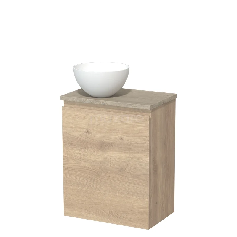 Houten badkamerkast met natuurhouten afwerking en witte keramische waskom, compact ontwerp voor moderne badkamers.