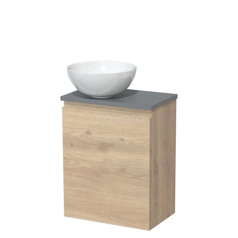 Eikenhouten badkamermeubel met grijs blad en witte komvormige wastafel, perfect voor moderne badkamers.
