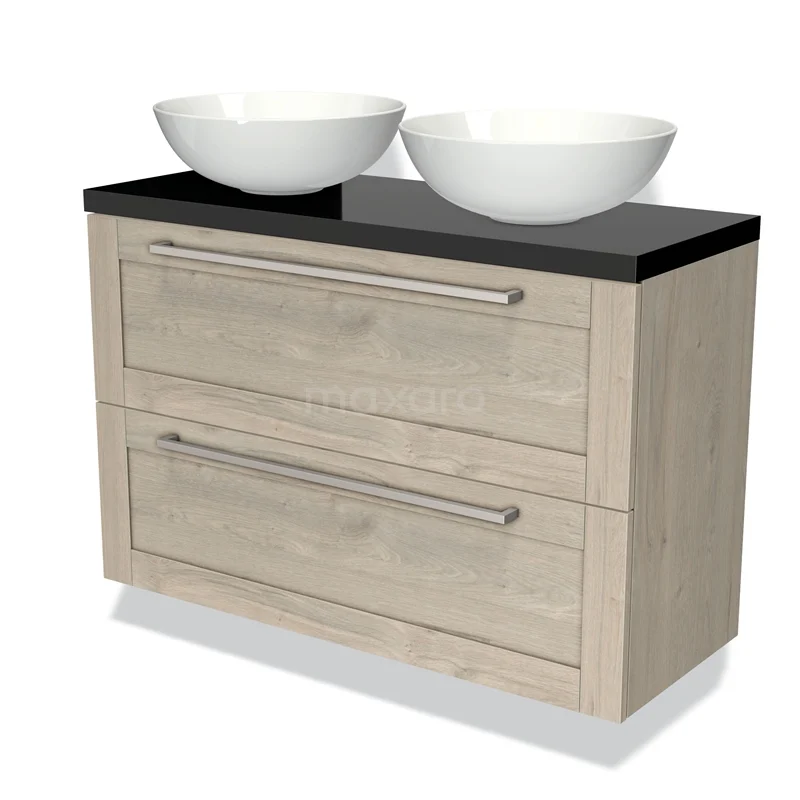Houten badkamermeubel met dubbele zwarte wastafelblad en witte kommen, moderne design met metalen handgrepen.