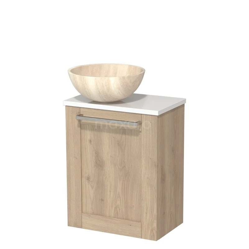 Eikenhouten badkamerkast met witte wastafel en bowl-vormige waskom, ideaal voor een moderne badkamerinrichting.