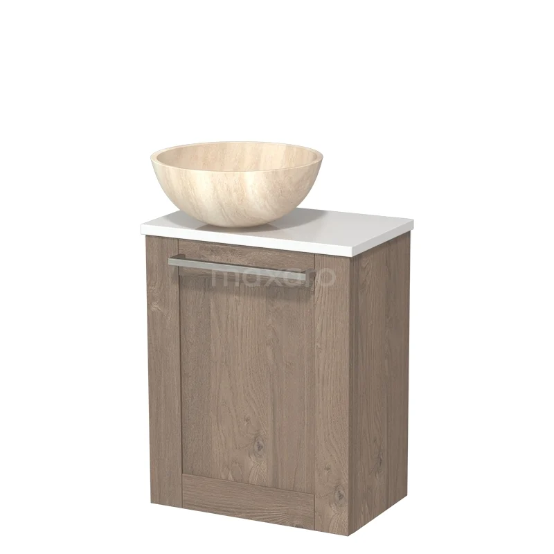 Houten badkamermeubel met wastafelkom van licht natuursteen, witte bovenplaat en metalen handgreep. Stijlvol en compact design.