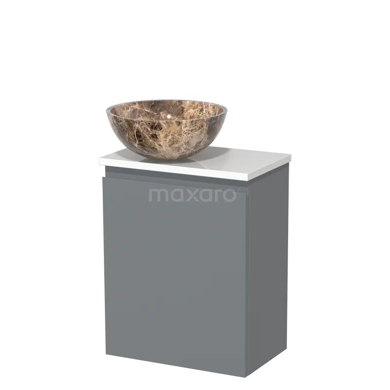 Grijze badmeubelkast met wit blad en opbouw waskom van marmer in natuurlijke bruintinten, modern badkamerontwerp.