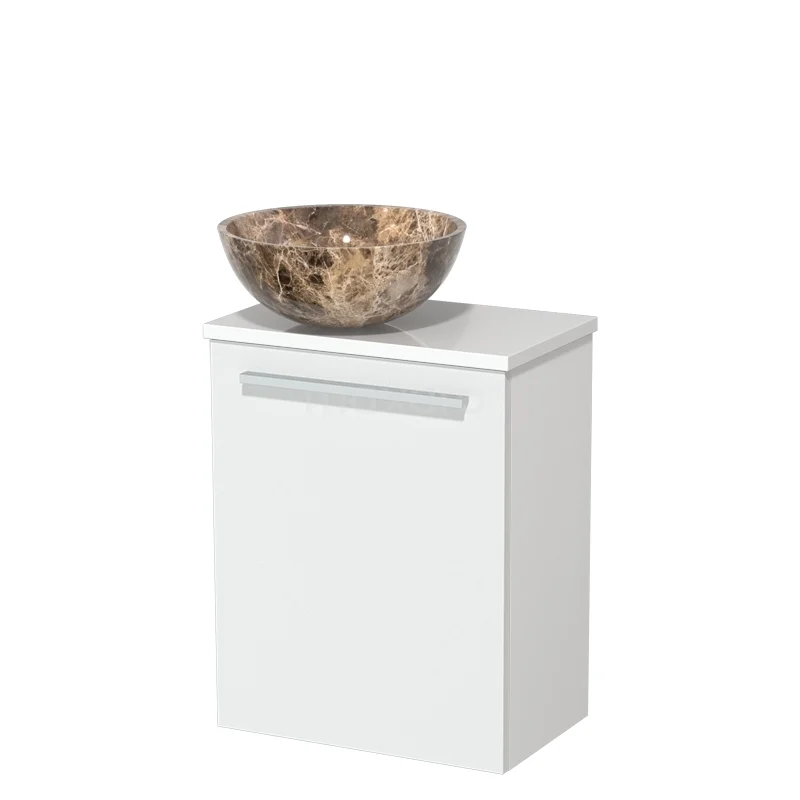 Wit badkamerkastje met een natuurstenen waskom in marmerlook, moderne stijl en voorzien van een zilverkleurige handgreep.
