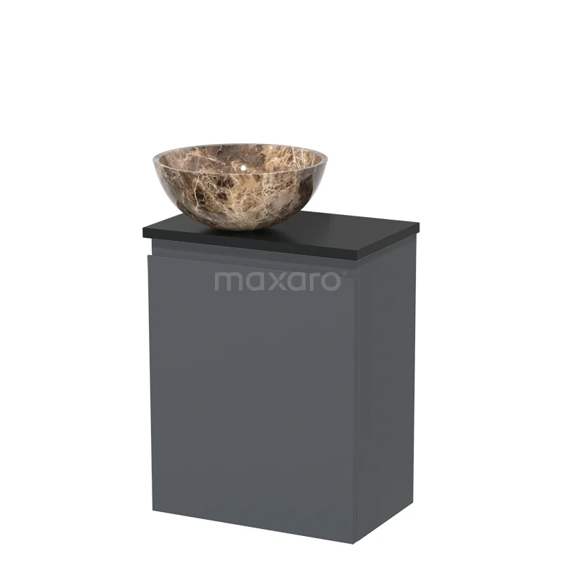 Grijze badkamerkast met zwarte bovenplaat en unieke natuurstenen waskom in beige marmerlook voor een stijlvolle badkamer.