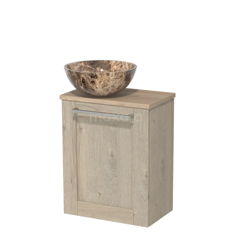 Houten badkamermeubel met licht eiken look, metalen handgreep en natuurstenen waskom in marmerpatroon bovenop.