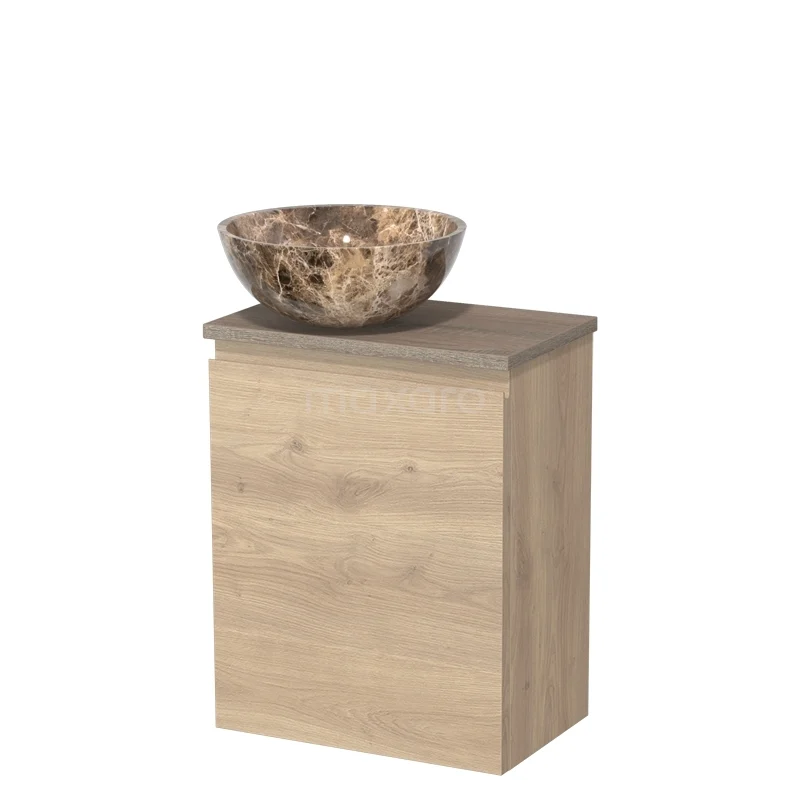 Houten wastafelmeubel met moderne waskom van natuursteen, ideale toevoeging voor een stijlvolle badkamerinrichting.
