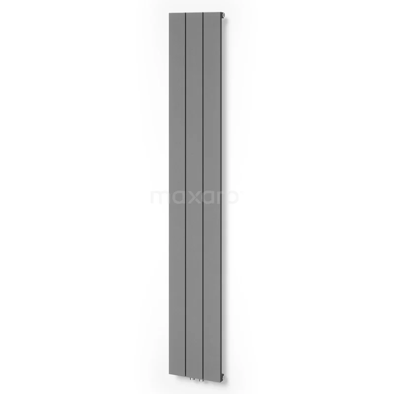 Grijze aluminium radiator voor de badkamer, modern verticaal design met strakke lijnen en smalle panelen.