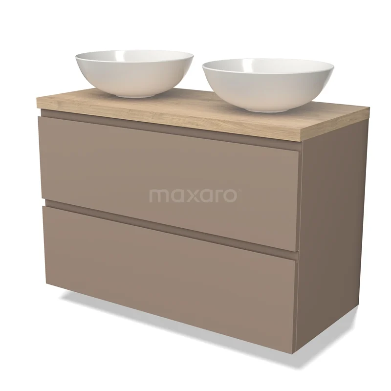 Beige houten badkamermeubel met twee witte waskommen, stijlvol gecombineerd met een modern ontwerp en zachte tinten.
