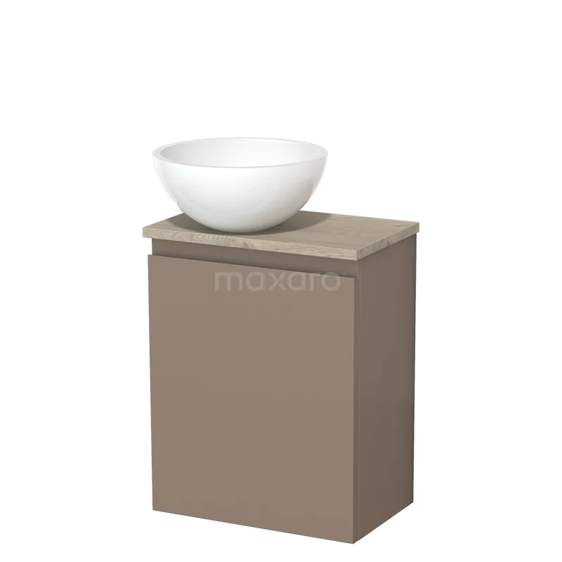 Bruin houten badkamermeubel met beige blad en witte komvormige wastafel, ideaal voor een moderne badkamerstijl.