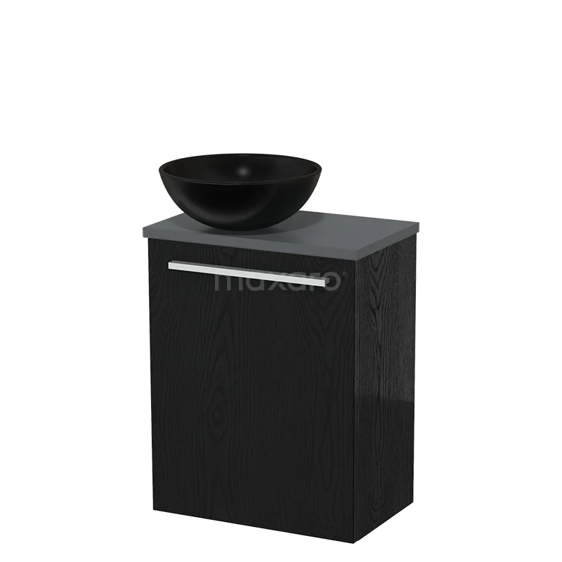 Zwart badkamermeubel met matzwarte waskom, strak design, houten kast en metalen greep, ideaal voor moderne badkamers.